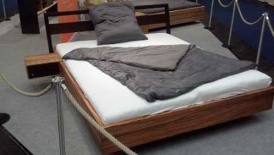 klassisches Bett mit Kopfteil und Nachttisch